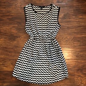 Forever 21 Black White Sleeveless Chevron Dress S